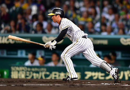 阪神対ヤクルト　1回裏阪神2死、右前打を放ちシーズン154本目の安打を記録する近本光司（撮影・清水貴仁）