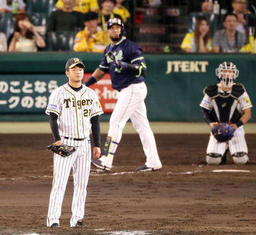 阪神対ヤクルト　5回表ヤクルト2死一塁、高橋遥はバレンティンに中越え2点本塁打を被弾（撮影・加藤哉）