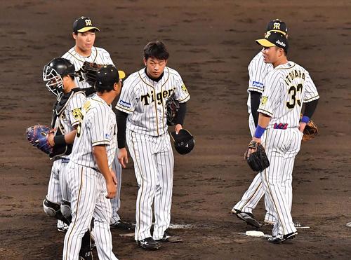 阪神対ヤクルト　5回表ヤクルト2死二塁、ピンチを背負った高橋遥人（中央）に声を掛ける福原忍コーチ（手前）とナイン（撮影・上田博志）