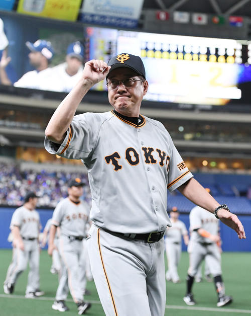 中日対巨人　ナゴヤドームでの最終戦を終えた巨人原監督はファンにあいさつしながら引き揚げる（撮影・山崎安昭）