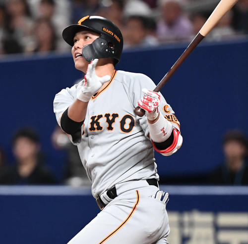 中日対巨人　6回表巨人1死、坂本勇は左越えソロ本塁打を放つ（撮影・山崎安昭）