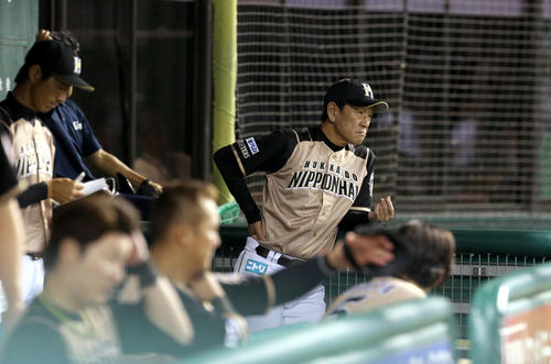 西武対日本ハム　ベンチで険しい表情の日本ハム栗山監督（撮影・佐藤翔太）