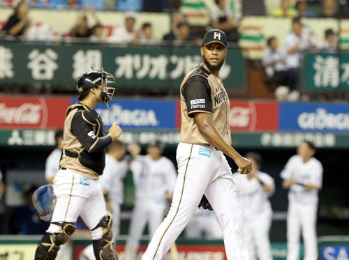 西武対日本ハム　6回裏西武1死一塁、栗山に適時二塁打を打たれる日本ハム・ロドリゲス（撮影・佐藤翔太）