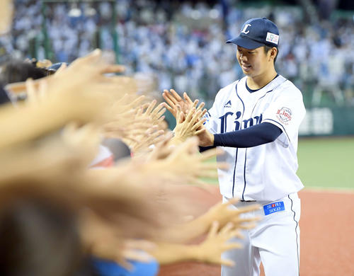 西武対日本ハム　好投した西武十亀剣はヒーローインタビュー終了後、ファンと笑顔でハイタッチ（撮影・たえ見朱実）