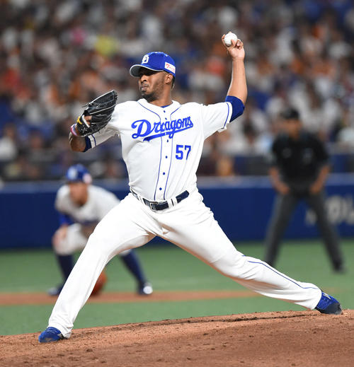 中日対巨人　8回表、中日3番手で登板するロドリゲス（撮影・森本幸一）