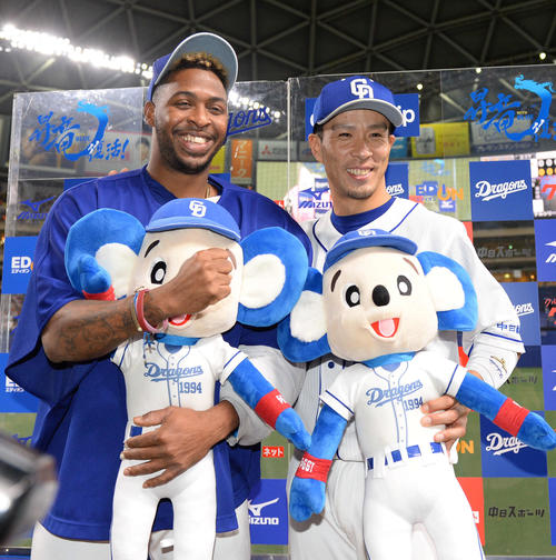 中日対巨人　笑顔で記念撮影に応じるヒーローのロドリゲス（左）と福田（撮影・森本幸一）