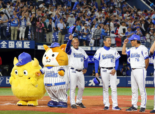 DeNA対広島　11回延長でサヨナラ勝ちし笑顔であいさつするラミレス監督ら（撮影・浅見桂子）