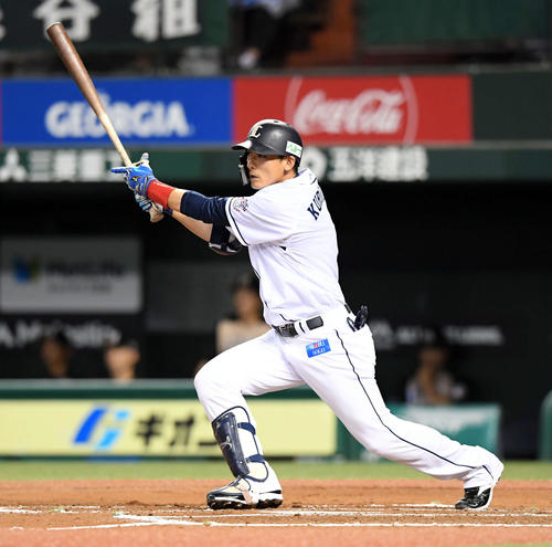 西武対日本ハム　6回裏西武1死一塁、左中間を破る適時二塁打を放つ栗山（撮影・たえ見朱実）