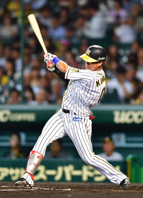 阪神対ヤクルト　2回裏阪神2死、右中間へ二塁打を放つ阪神木浪（撮影・清水貴仁）