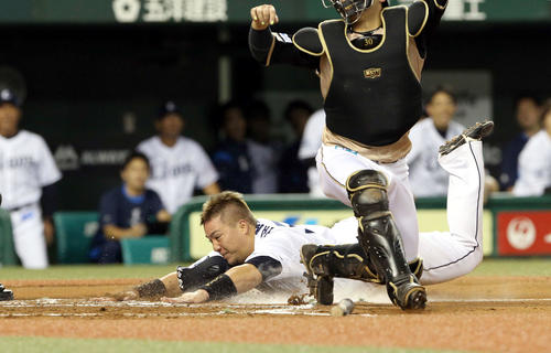 西武対日本ハム　6回裏西武1死一塁、栗山の左中間を破る適時二塁打で一走山川がヘッドスライディングで生還する（撮影・佐藤翔太）