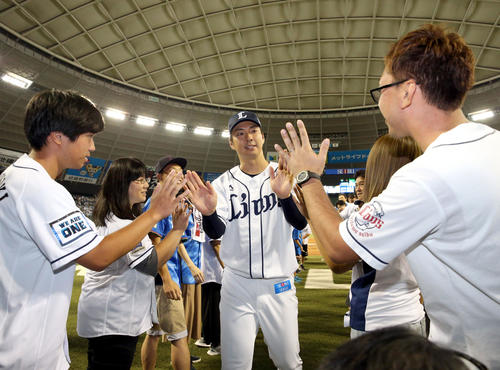 西武対日本ハム　試合終了後、ファンとハイタッチする西武十亀（撮影・佐藤翔太）