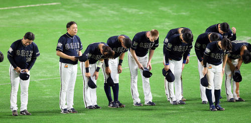 ソフトバンク対オリックス　スタンドにあいさつする西村監督（左から2人目）らオリックスナイン（撮影・栗木一考）