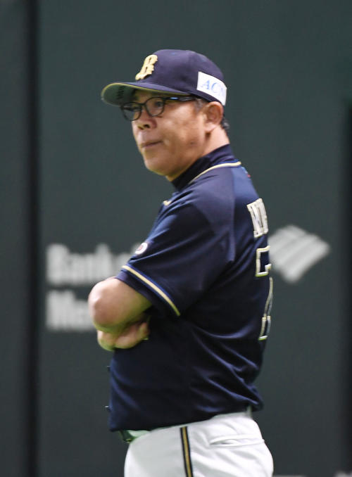 ソフトバンク対オリックス　4回裏、投手交代を告げる西村徳文監督（撮影・今浪浩三）