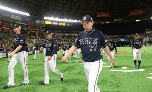 ソフトバンク対オリックス　試合後、ヤフオクドームのファンにあいさつを終え引き揚げる西村徳文監督らオリックスナイン（撮影・今浪浩三）