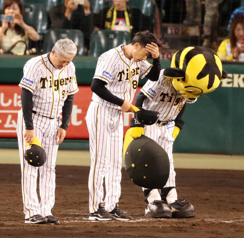 阪神対ヤクルト　ヤクルトに敗れスタンドに一礼する矢野監督（撮影・加藤哉）