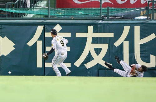 阪神対ヤクルト　5回表ヤクルト2死、中堅手植田海は広岡の打球を追うが捕球できず二塁打となる（撮影・上山淳一）