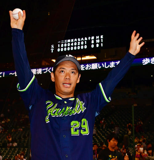 阪神対ヤクルト　完封勝利をあげファンに手を振るヤクルト小川泰弘（撮影・清水貴仁）