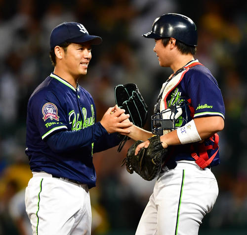 阪神対ヤクルト　完封勝利でヤクルト松本直樹（右）と握手を交わす小川泰弘（撮影・清水貴仁）