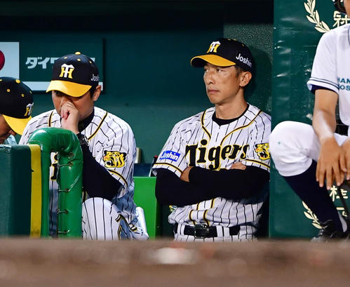 阪神対ヤクルト　初回に近本光司の記念安打は飛び出したもののヤクルトにリードを許す展開に厳しい表情の矢野耀大監督（撮影・清水貴仁）