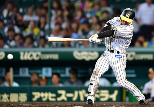 阪神対ヤクルト　8回裏阪神2死一塁、三ゴロに倒れる近本光司（撮影・清水貴仁）