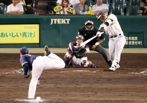 8回裏阪神無死、原口は左前打を放つ（撮影・加藤哉）