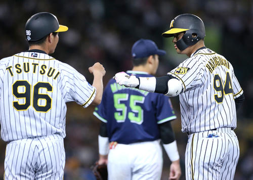 5回裏阪神2死一塁、代打原口（右）は左前打を放ち筒井コーチとタッチ（撮影・上山淳一）