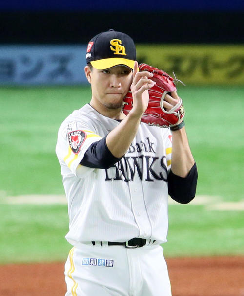 ソフトバンク対オリックス　1回表オリックス2死一塁、好守を見せた今宮に声をかける千賀（撮影・栗木一考）