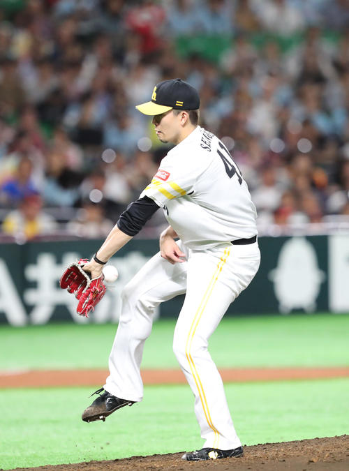 ソフトバンク対オリックス　3回表オリックス無死、西村の打球を右足に受けるソフトバンク千賀（撮影・梅根麻紀）