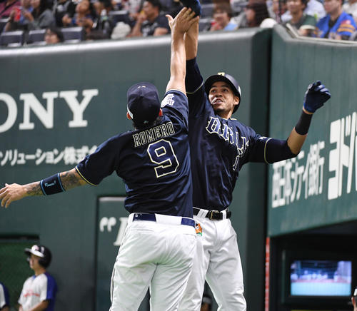 ソフトバンク対オリックス　6回表オリックス1死、モヤは中越えに同点のソロ本塁打を放ちロメロとタッチを交わす（撮影・今浪浩三）