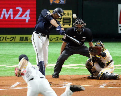 ソフトバンク対オリックス　6回表オリックス1死、モヤは右中間へ同点ソロ本塁打を放つ。投手千賀（撮影・栗木一考）