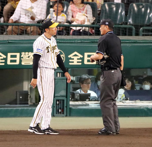 阪神対ヤクルト　4回裏阪神2死、糸原の見逃し三振判定について杉本球審（右）へ抗議する矢野監督（撮影・加藤哉）