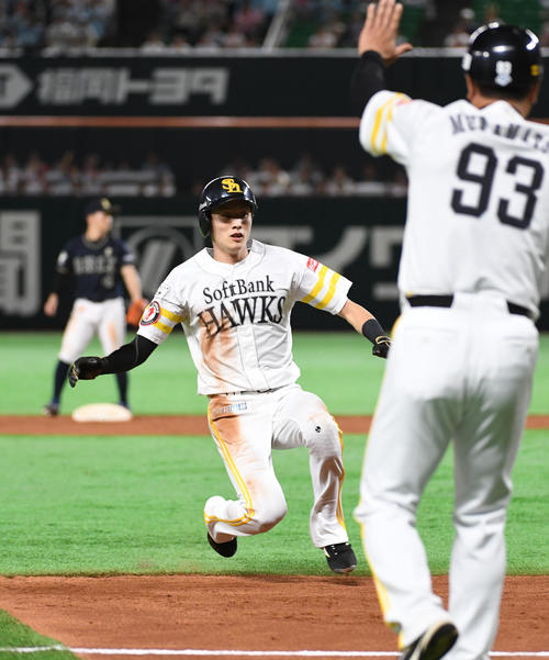 ソフトバンク対オリックス　8回裏ソフトバンク1死一塁、内川の中前打で一塁走者の周東は三塁に滑り込む（撮影・今浪浩三）