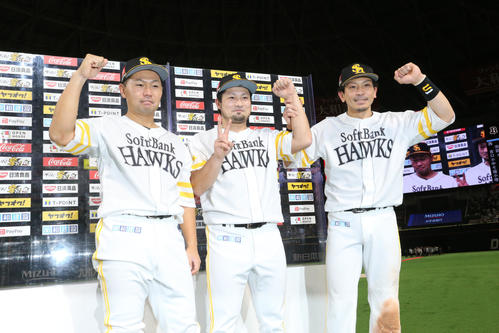 ソフトバンク対オリックス　お立ち台でガッツポーズする左から中村晃、森、松田宣（撮影・梅根麻紀）