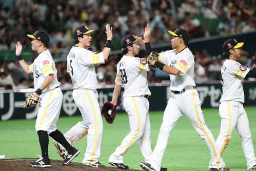 ソフトバンク対オリックス　オリックスに勝利しハイタッチをかわすソフトバンクナイン（撮影・梅根麻紀）