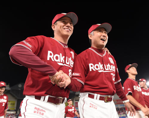ロッテ対楽天　ロッテに勝利し笑顔で引き揚げる楽天平石監督（左）と森山コーチ（撮影・横山健太）
