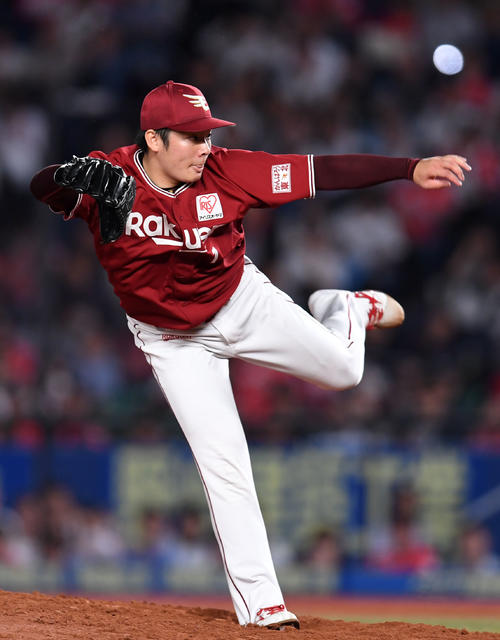 ロッテ対楽天　9回裏から登板した楽天松井（撮影・横山健太）