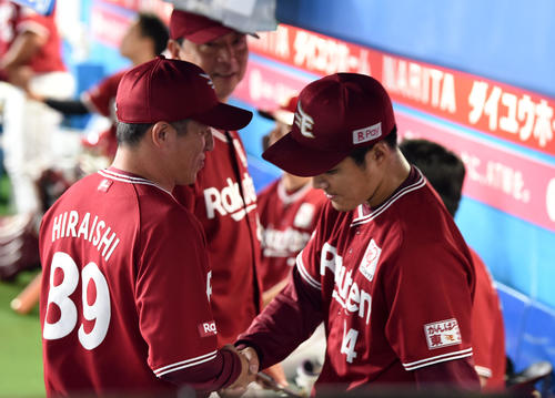 ロッテ対楽天　8回裏を終え、楽天則本昂（右）と握手を交わす平石監督（撮影・横山健太）