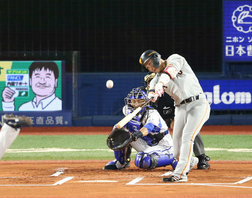DeNA対巨人　1回表巨人無死一塁、先制の中越え2点本塁打を放つ坂本勇。投手平良（撮影・河野匠）