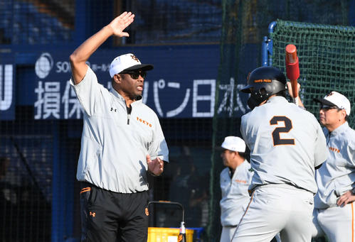 DeNA対巨人　巨人陽に熱血指導するクロマティ氏（撮影・山崎安昭）