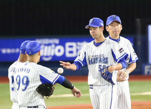 DeNA対巨人　4回表巨人2死二塁、降板となる平良（右から2人目）（撮影・河野匠）