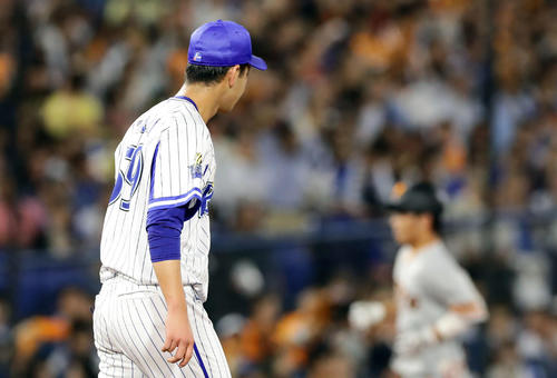 DeNA対巨人　3回表巨人2死、大城（後方）に右翼ソロ本塁打を許しがっくりの平良（撮影・浅見桂子）