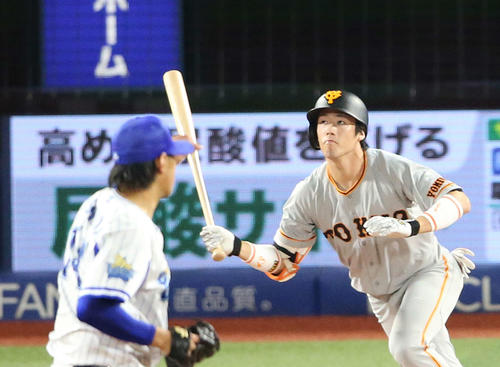 DeNA対巨人　6回表巨人無死、右越え本塁打を放つ重信。投手石田（撮影・河野匠）