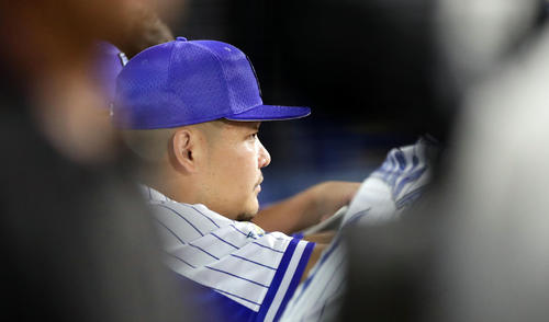 DeNA対巨人　休養日の筒香は、沈んだ表情で試合を見つめる（撮影・浅見桂子）