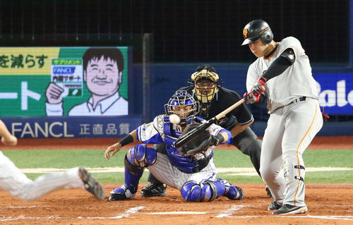 DeNA対巨人　7回表巨人1死一、三塁、右翼線に適時二塁打を放つ岡本。投手三嶋（撮影・河野匠）