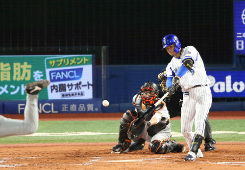 DeNA対巨人　7回裏DeNA2死一、二塁、2点適時二塁打を放つ大和。投手大竹（撮影・河野匠）