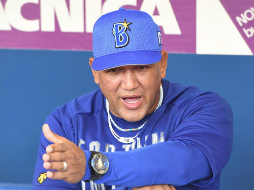 DeNA対巨人　試合前、囲み取材に応じるDeNAラミレス監督（撮影・山崎安昭）