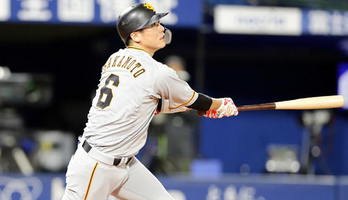 DeNA対巨人　9回表巨人無死、坂本勇は右翼ソロ本塁打を放つ（撮影・浅見桂子）