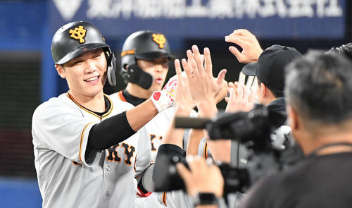 DeNA対巨人　1回表巨人無死一塁、2点本塁打を放った坂本勇はチームメートとタッチをかわす（撮影・山崎安昭）