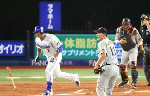 DeNA対巨人　1回裏DeNA1死満塁、ロペス（左）に適時打を浴びる山口（撮影・河野匠）