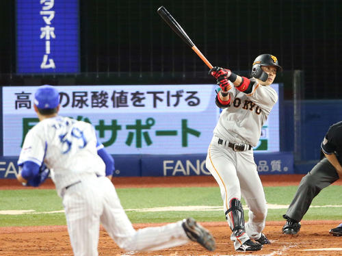 DeNA対巨人　2回表巨人2死一、三塁、左翼に適時打を放つ亀井。投手平良（撮影・河野匠）